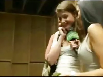 Vollbusige schöne Teen vor der reife titten hd Webcam gefickt