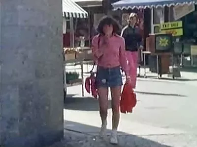 Brünette Küken sexfilme mit älteren frauen lutscht und nimmt Analbohrungen