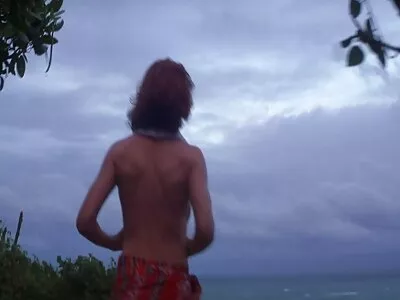 Junge Brünette lutscht kostenfreie pornofilme mit reifen frauen sanft Schwänze