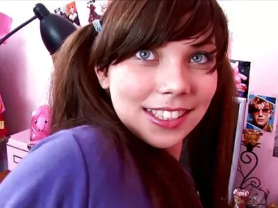 Mein steifer Joystick pornofilme von reifen frauen muss gelutscht werden
