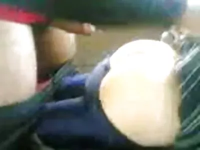 Süße Blondine knabbert an reife damen porno einem reifen Schwanz