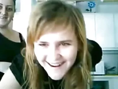 Teen Blondine mit schönen Titten beim sexfilme mit reifen damen Blowjob vor der Kamera