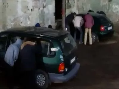 Eine Blondine pornos mit reifen frauen gratis reibt sich die Fotze