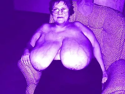 MILF lutscht großen Schwanz und genießt es geile reife ladys